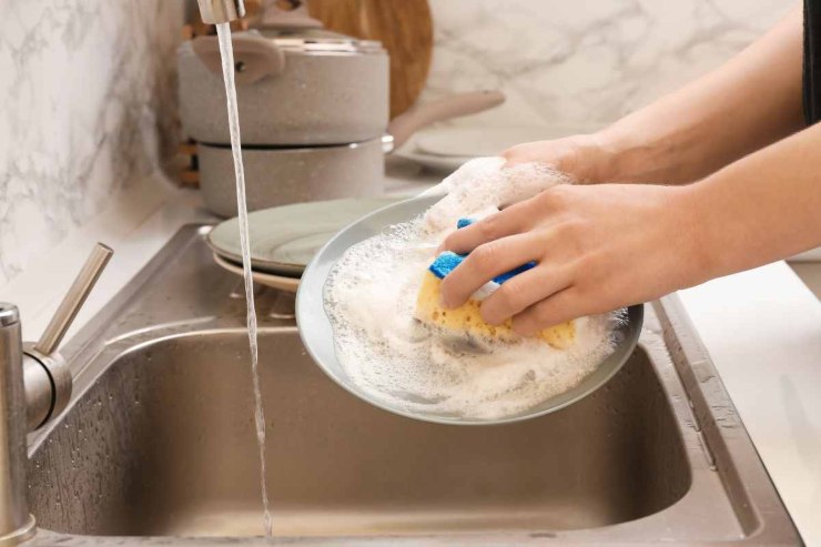 Non lavare i piatti a mano, rischi la salute