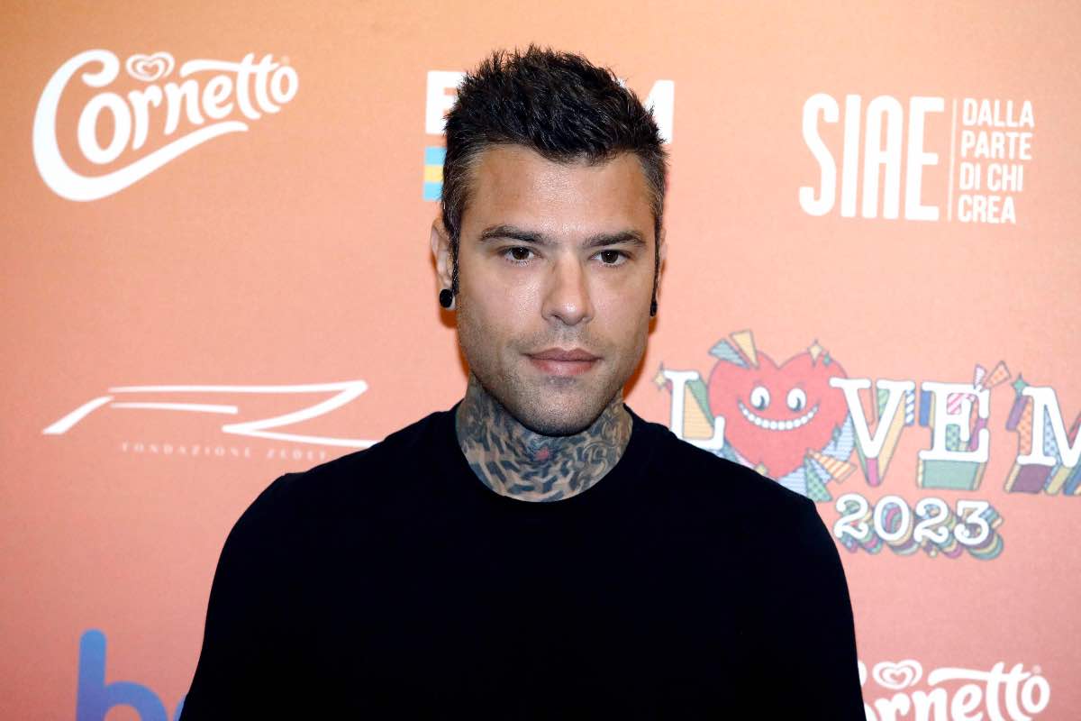 Fedez, pesante disavventura per il cantante: rimane senza pantaloni durante il viaggio in treno