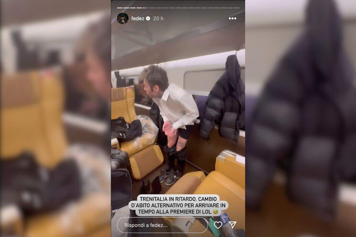 Fedez rimane senza pantaloni durante il viaggio in treno 