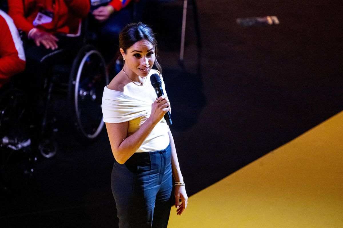 gesto Meghan Markle schiaffo povertà