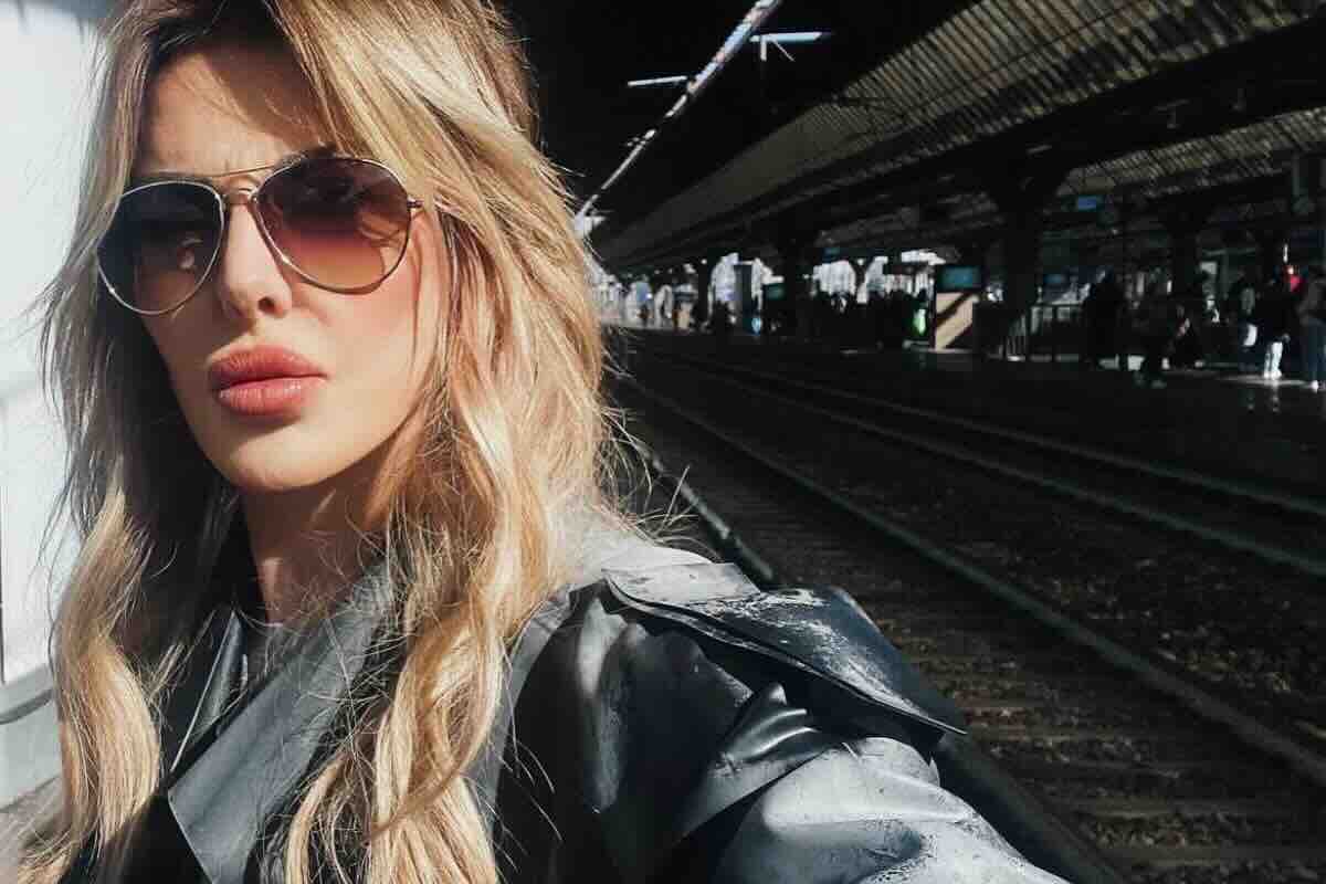 Alba Parietti: la showgirl sgridata in treno