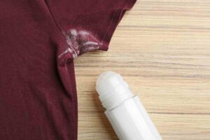 come rimuovere macchie di deodorante dai vestiti