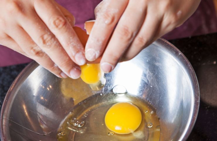 rompere guscio uova