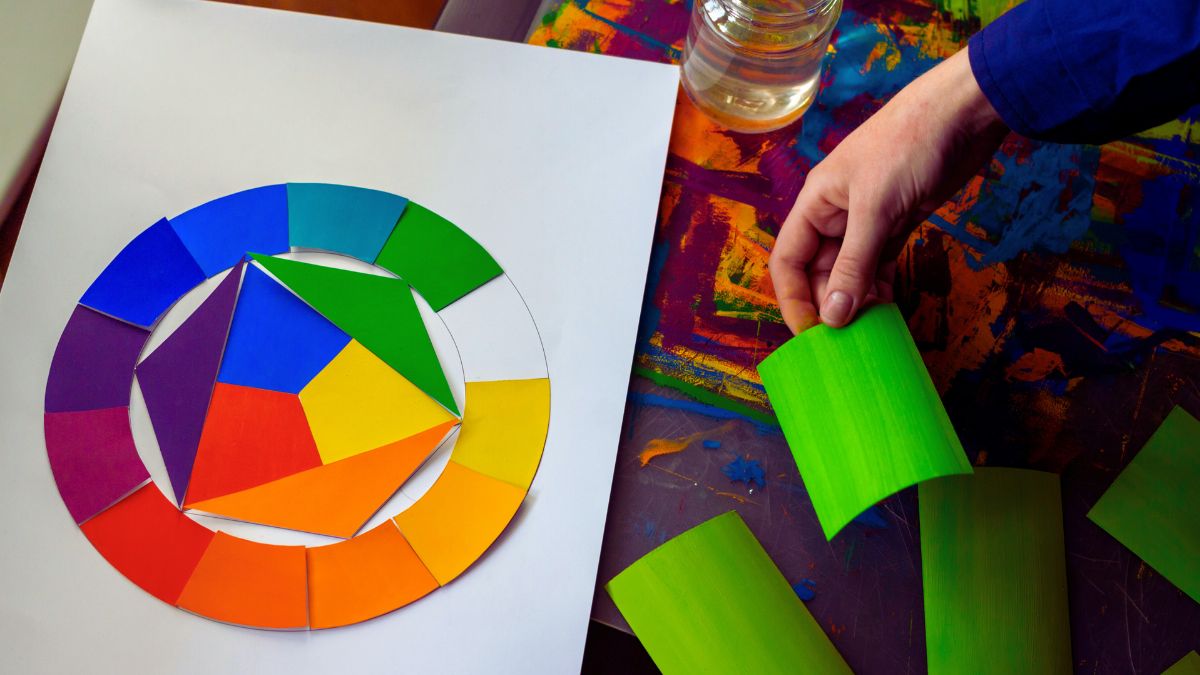 La geometria dello stile: come usare il cerchio di Itten per abbinamenti perfetti.